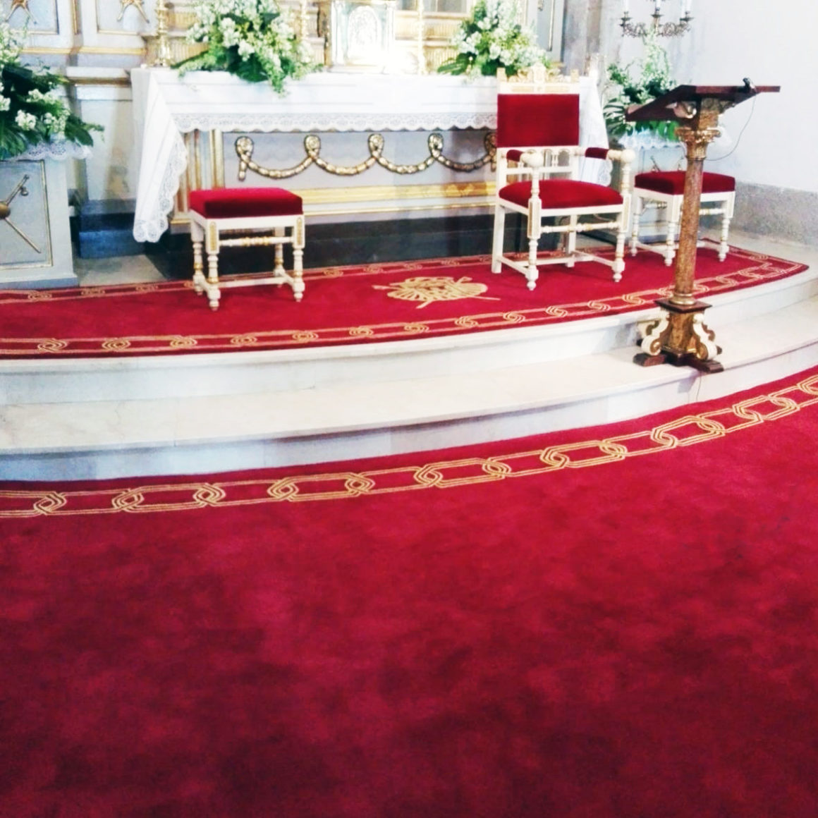 El Santuario de la Virgen Peregrina luce preciosas alfombras confeccionadas a mano